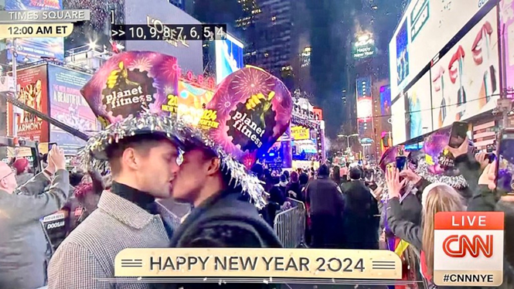 CNN Showed Two Men Kissing At Midnight And It Obviously Turned Into A Thing 1024x577 